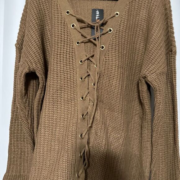 Mrs Maggie CABLE-KNIT LACE-UP, Flaunt those curves ladies in this chic crocheted - Picture 8 of 11